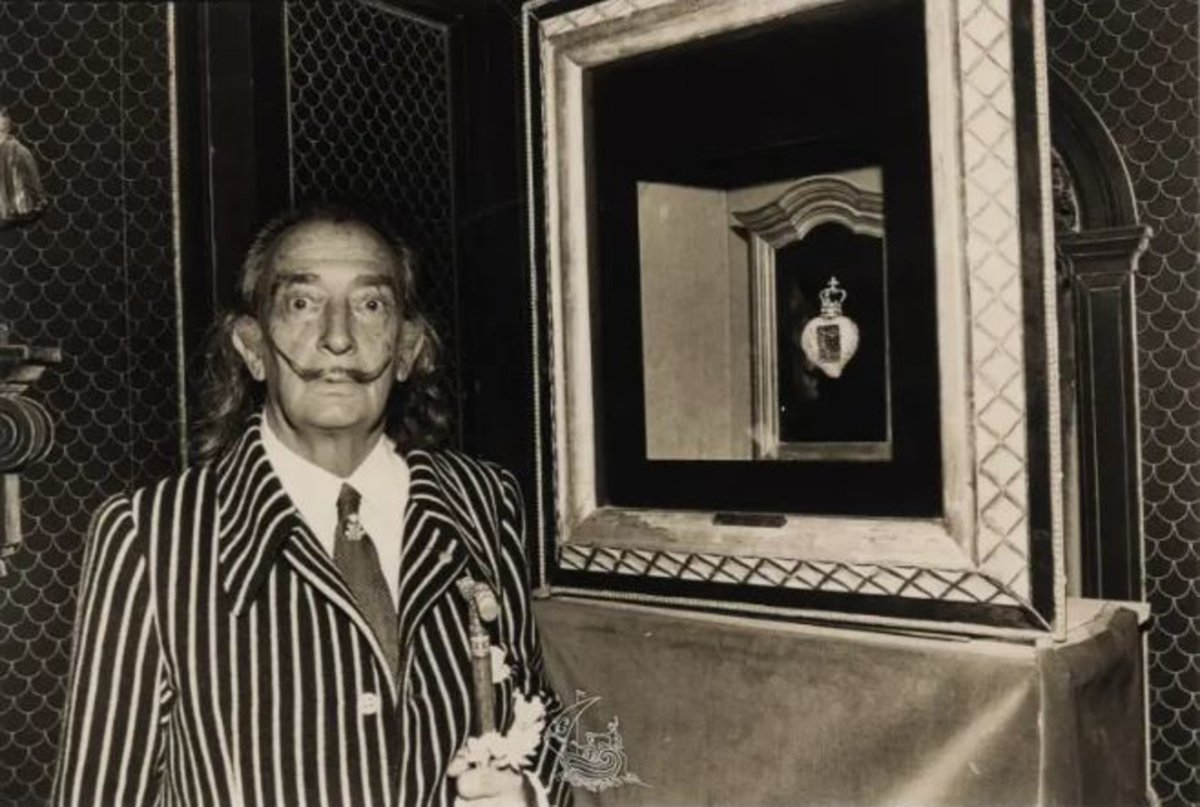 Salvador Dali next to his work The Royal Heart.© Fundació Gala-Salvador Dalí 
