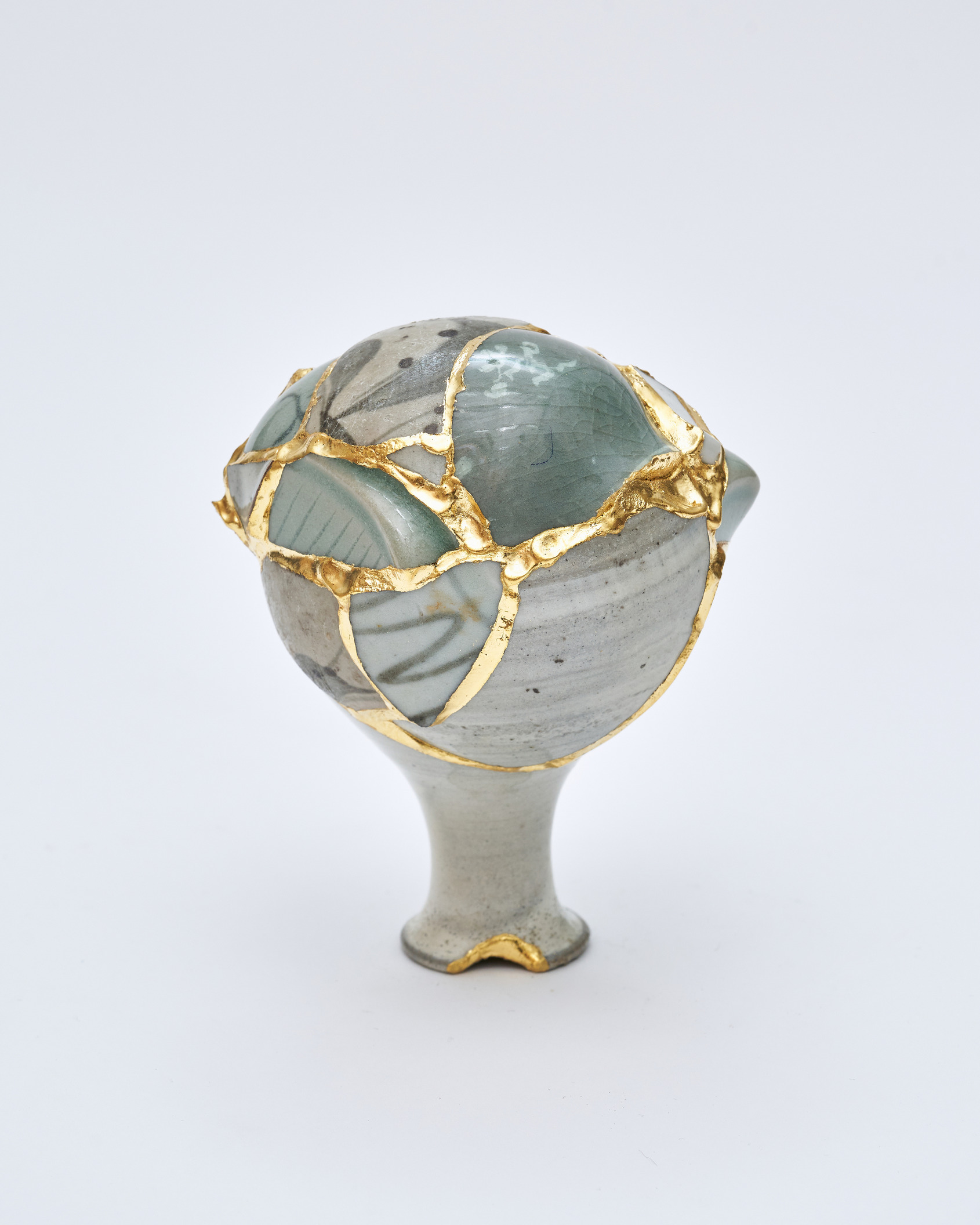 李受徑｜翻譯花瓶 TVGW 17｜2023｜陶瓷碎片、環氧樹脂、24K 金箔｜13 x 10 x 9 cm｜© Yeesookyung  