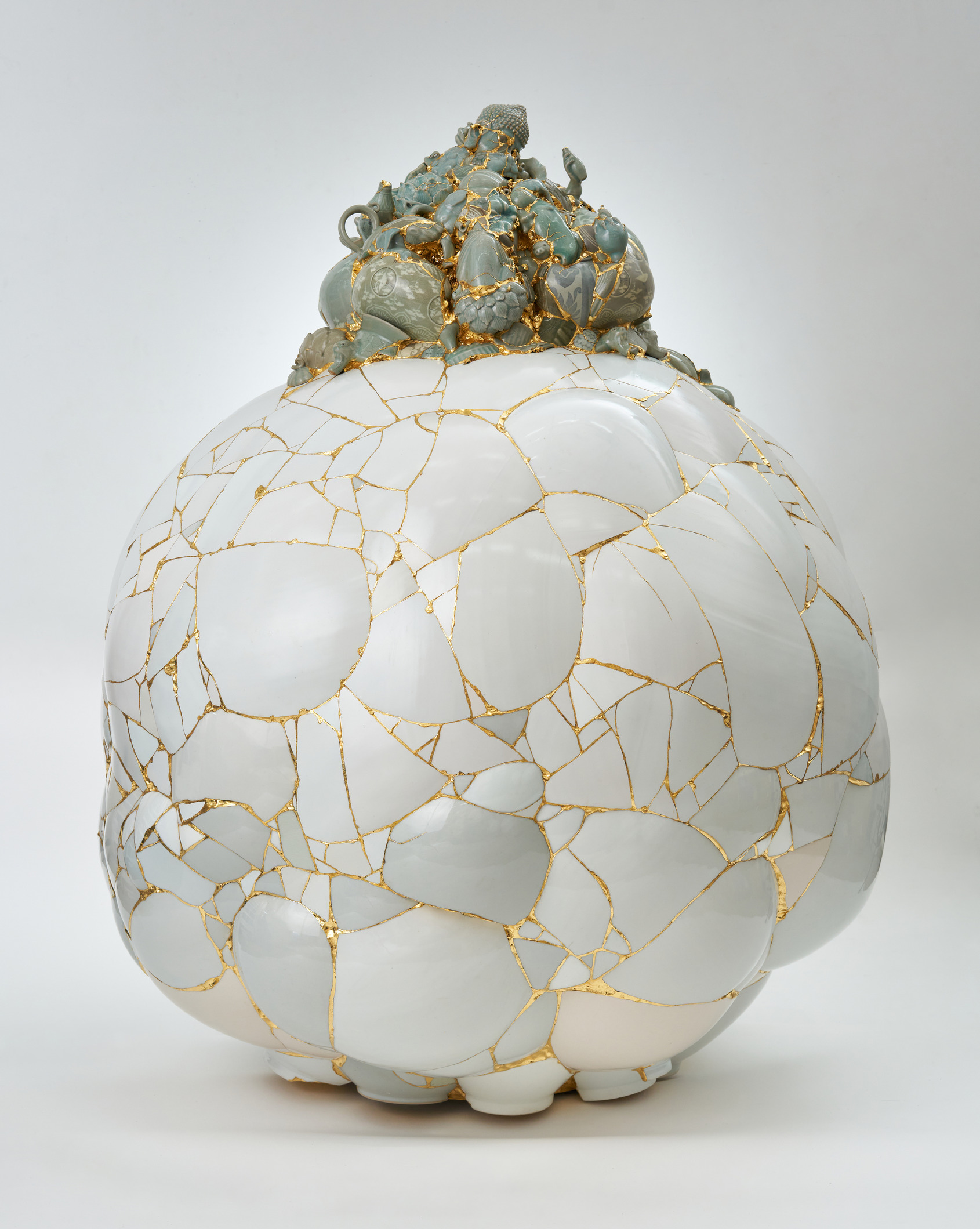 李受徑｜翻譯花瓶 TVGW 2｜2024｜陶瓷碎片、環氧樹脂、24K 金箔｜144 x 120 x 115 cm｜© Yeesookyung  