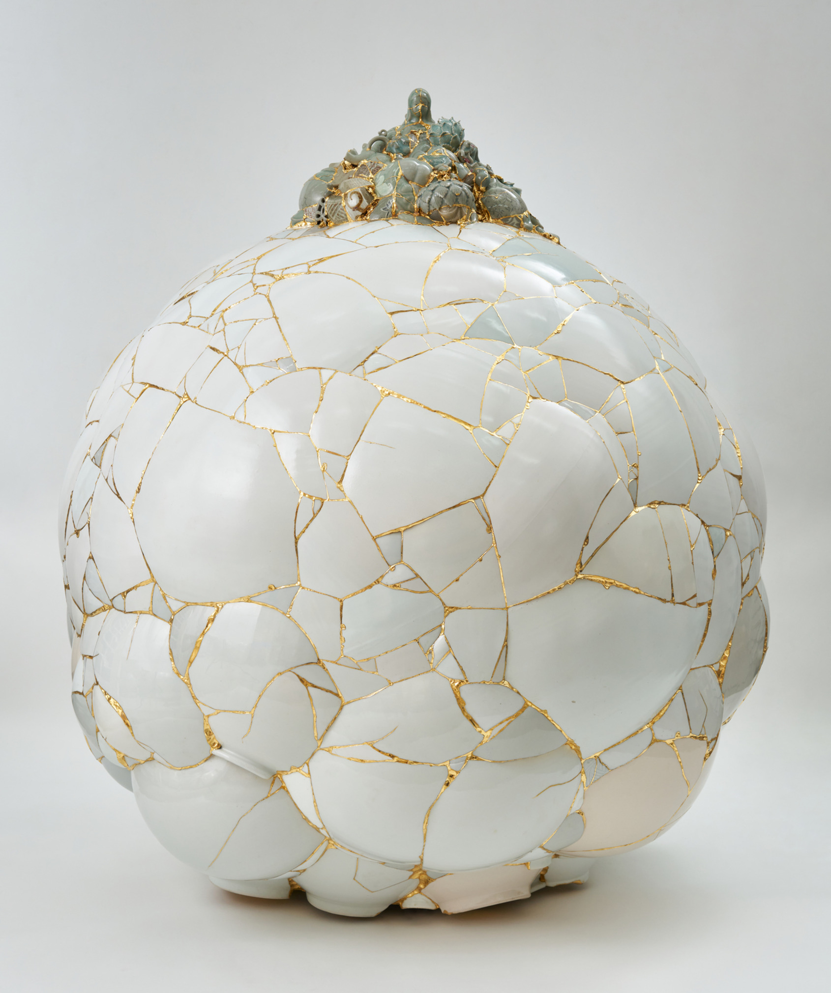 李受徑｜翻譯花瓶 TVGW 3｜2024｜陶瓷碎片、環氧樹脂、24K 金箔｜143 x 127 x 121 cm｜© Yeesookyung  