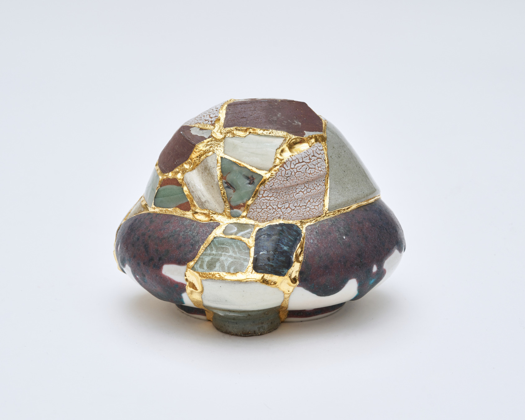 李受徑｜翻譯花瓶 TVGW 15｜2023｜陶瓷碎片、環氧樹脂、24K 金箔｜11 x 14 x 14 cm｜© Yeesookyung  