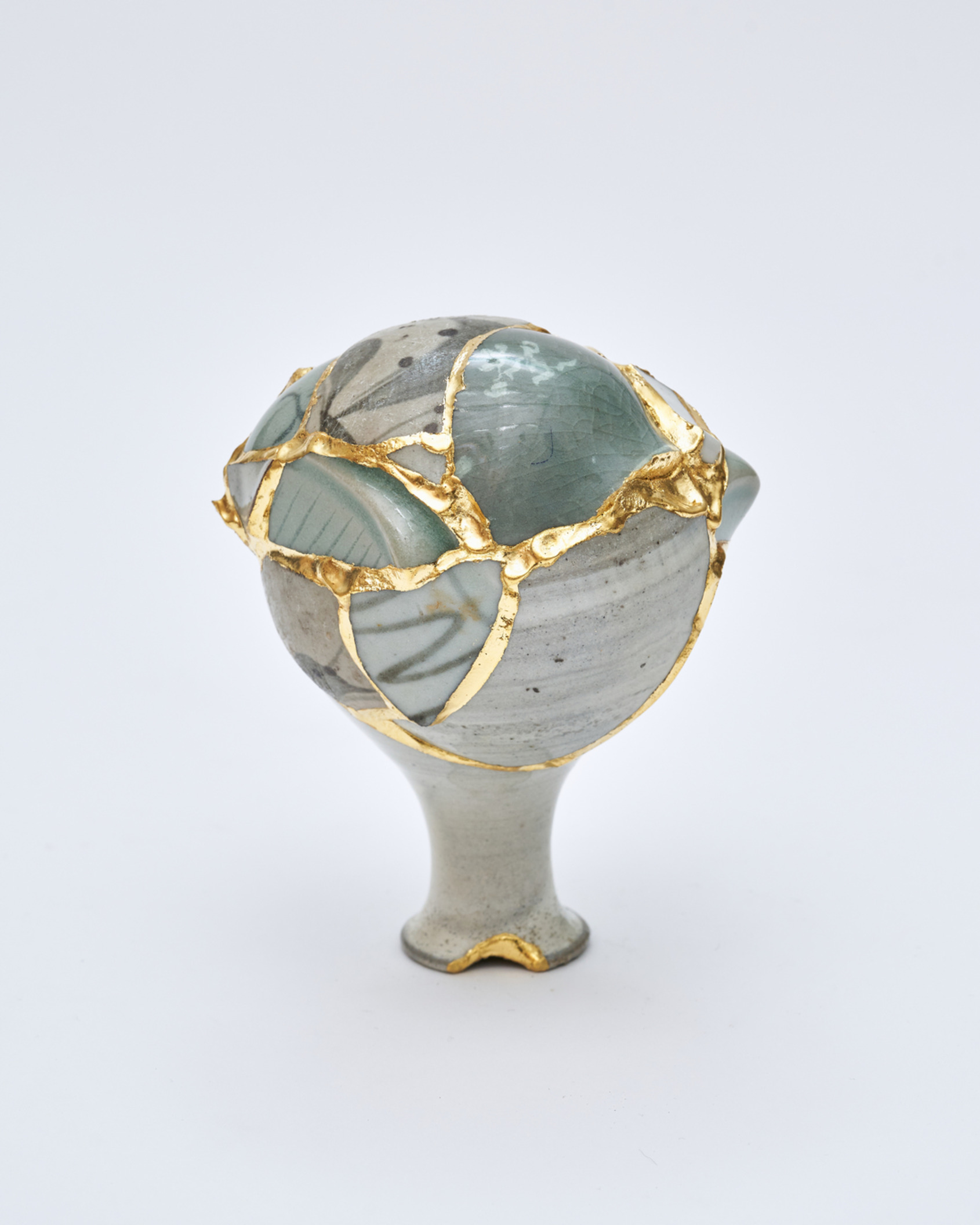 李受徑｜翻譯花瓶 TVGW 17｜2023｜陶瓷碎片、環氧樹脂、24K 金箔｜13 x 10 x 9 cm｜© Yeesookyung 
