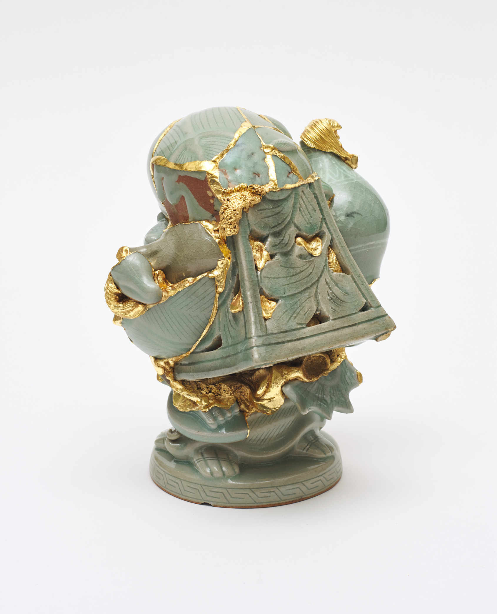 Yeesookyung｜Translated Vase TVG 32｜2020｜Ceramicshards, epoxy,24k gold leaf｜24 x 18 x 17 cm｜© Yeesookyung  